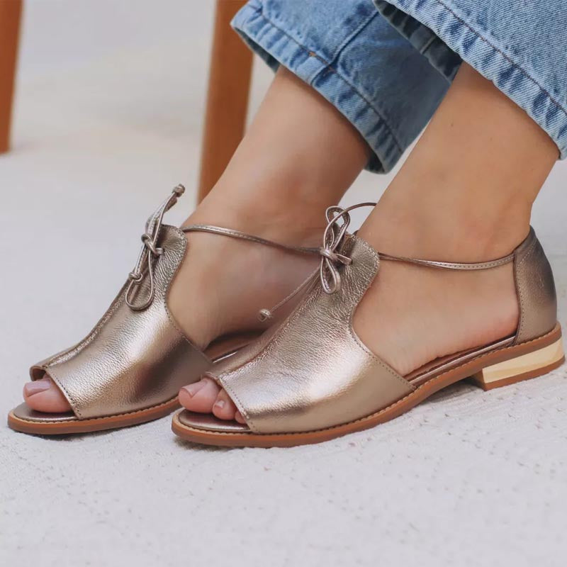 Lilliana | Dirželio Stiliaus Oda Sandalai" could be rewritten as "Lilliana | Leather Sandals with Strap Design.