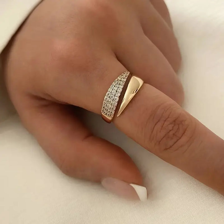 Aurora™ | Justerbar Gullring med Glitrende Steiner