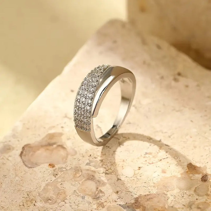 Aurora™ | Justerbar Gullring med Glitrende Steiner