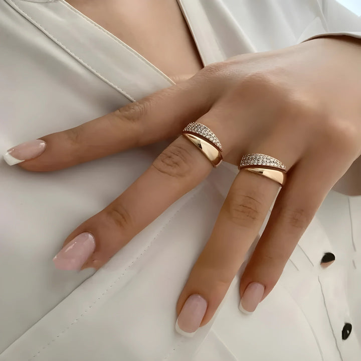 Aurora™ | Justerbar Gullring med Glitrende Steiner