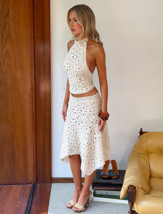 "SYNTHIA NĖRINĖ VIRŠUTINĖ DALIS - KREMAS" can be rewritten as "SYNTHIA LACE TOP - CREAM".