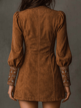 Fiora | Mini suknelė iš minkštos zomšos, siuvinėta violetine spalva