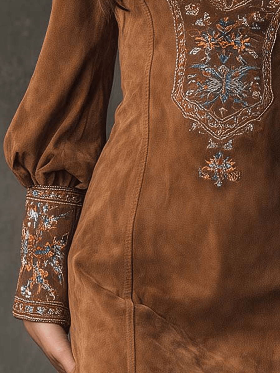 Fiora | Mini suknelė iš minkštos zomšos, siuvinėta violetine spalva