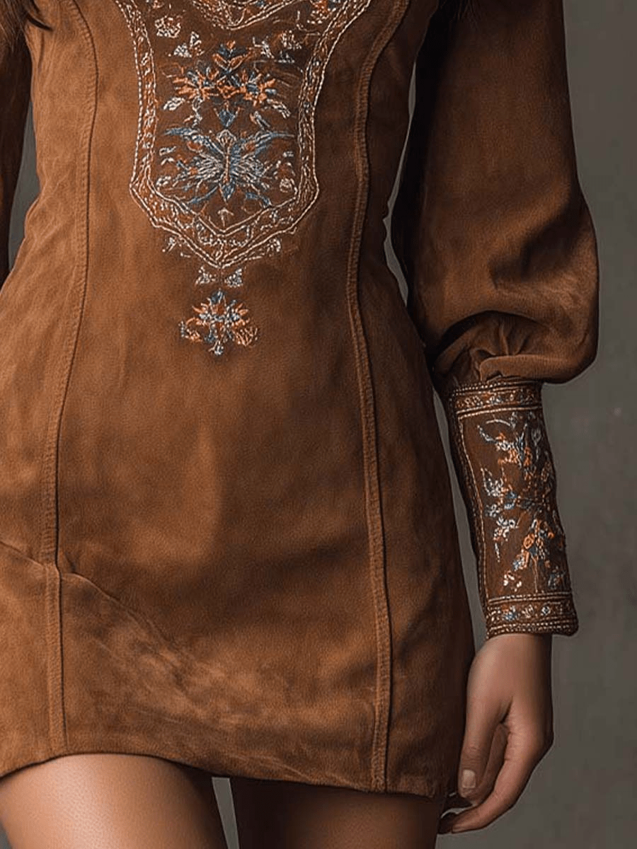 Fiora | Mini suknelė iš minkštos zomšos, siuvinėta violetine spalva