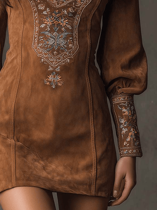 Fiora | Mini suknelė iš minkštos zomšos, siuvinėta violetine spalva
