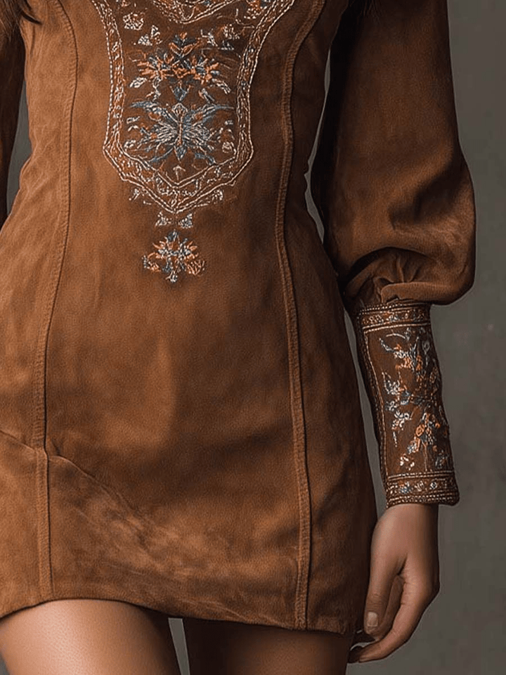Fiora | Mini suknelė iš minkštos zomšos, siuvinėta violetine spalva