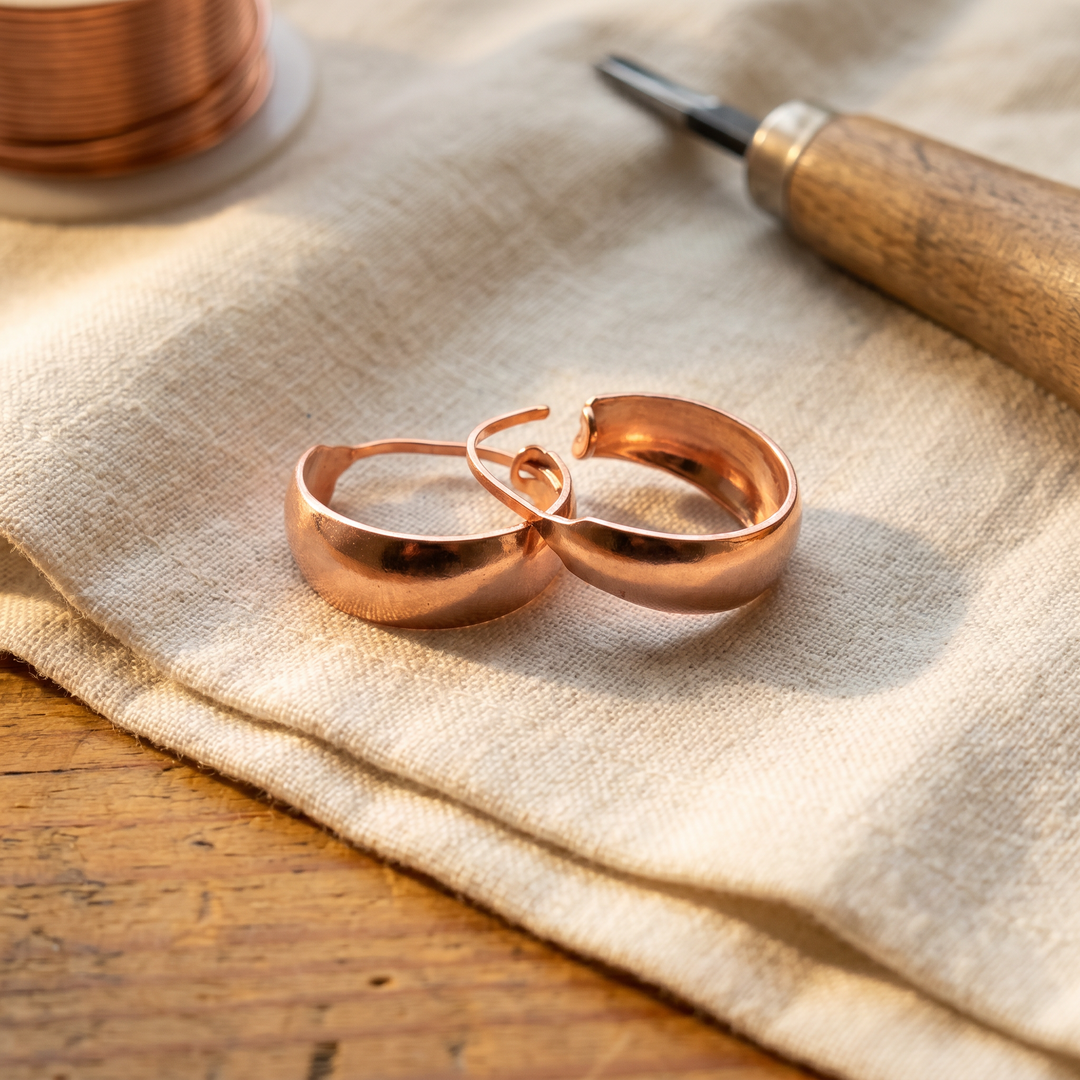 Brianna | Lygūs Apvalūs Variniai Auskarai" can be rewritten as "Brianna | Smooth Round Copper Earrings.